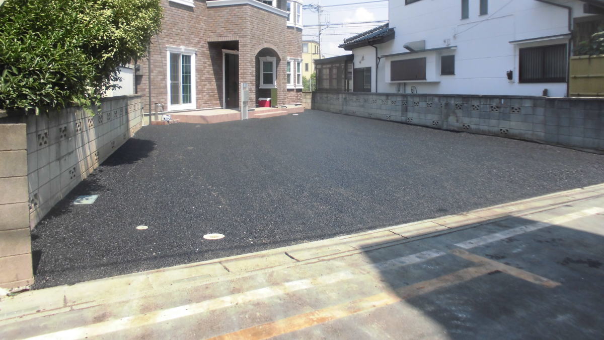 埼玉県比企郡ときがわ町内の店舗併用住宅の駐車場のアスファルト工事