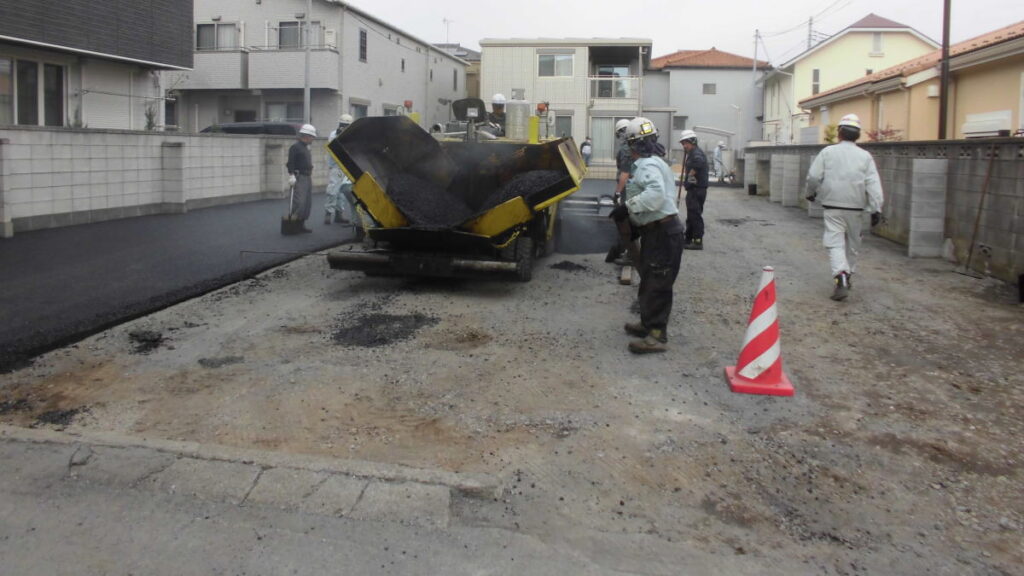 透水性アスファルト舗装工事【敷き均し】